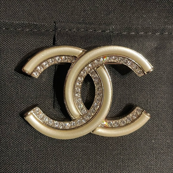 Gold Crystal CC brooch - Picture 5 of 7